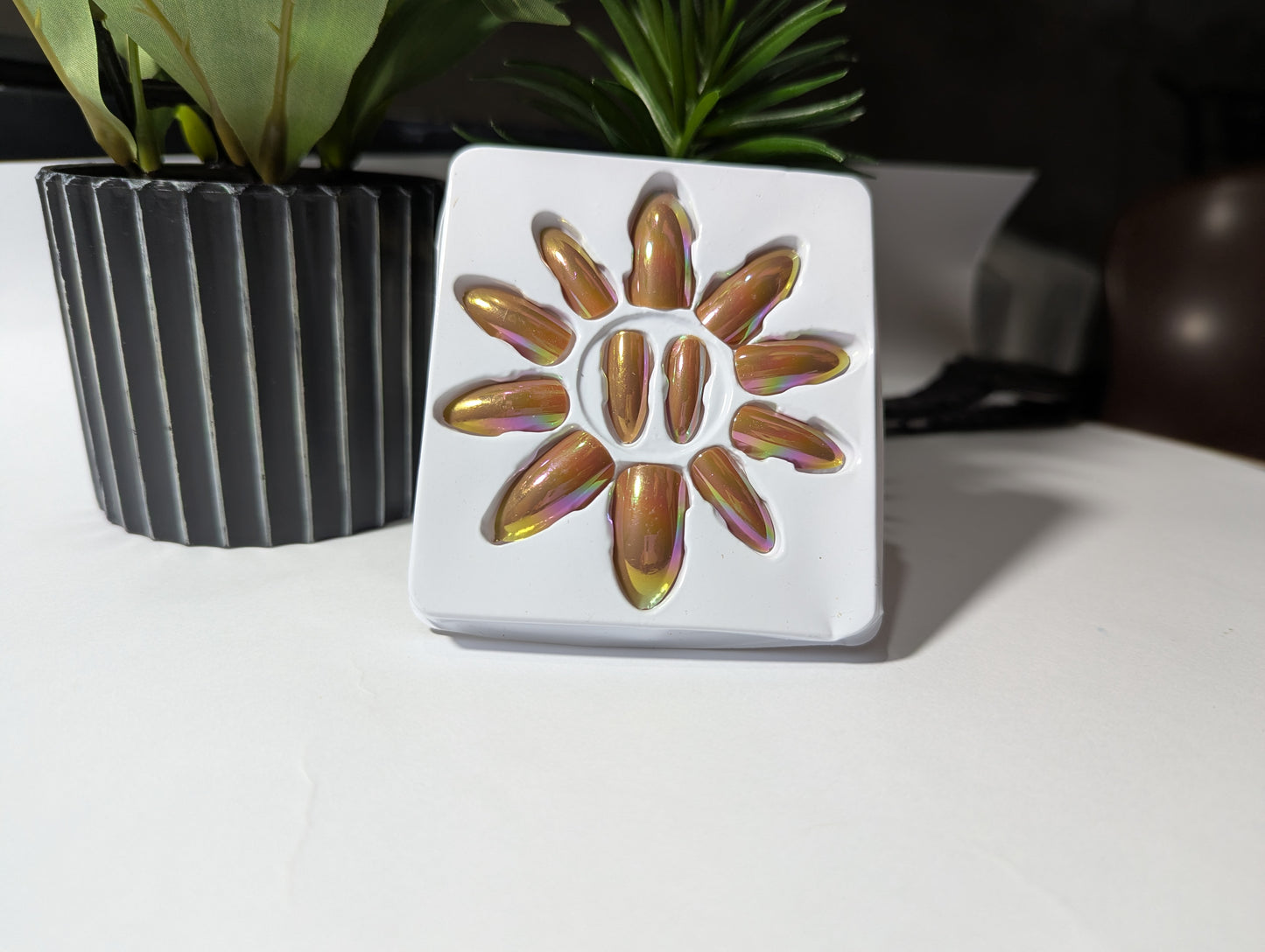 Sunset Aura Fake Nails: Metallic Gold & Pink-Green Shift